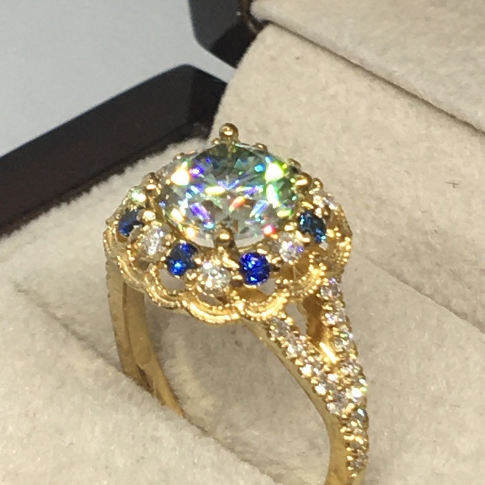 Woman Ring - Picture 3 of 6